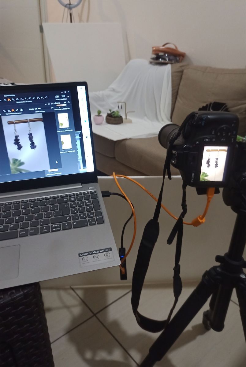 Imagen del back stage de los aretes piedrita morada